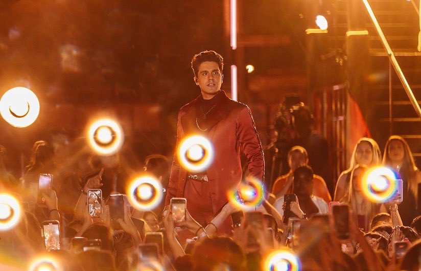 luansantana's tweet photo. “tá aí o motivo do meu abalo emocional. fico ou não fico? vou ou não vou? é lance ou amor?”. 🎶 🎶 

#luancity #vemai

📸 @alissondmphoto https://t.co/04ChHQ3ajT