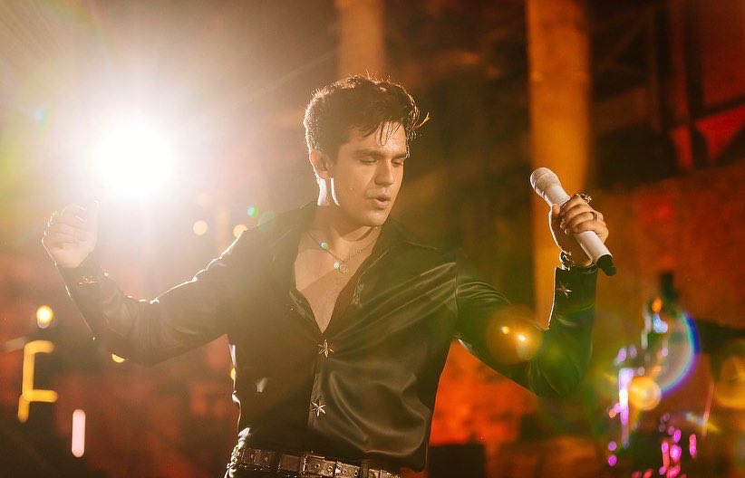luansantana's tweet photo. “tá aí o motivo do meu abalo emocional. fico ou não fico? vou ou não vou? é lance ou amor?”. 🎶 🎶 

#luancity #vemai

📸 @alissondmphoto https://t.co/04ChHQ3ajT