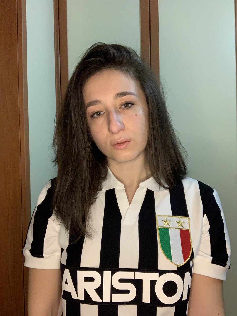 gessica_stile32's tweet photo. Stagione 84/85: dove si è vissuta la juventinità in tutta la sua essenza,nella gioia della prima Coppa dei Campioni vinta,nelle prodezze de Le Roi Michel e nei dolori del sesto posto in campionato e la tragedia sanguinosa del Heysel.
La storia nelle mie mani. #storejuventus https://t.co/ZVVQfKKydx