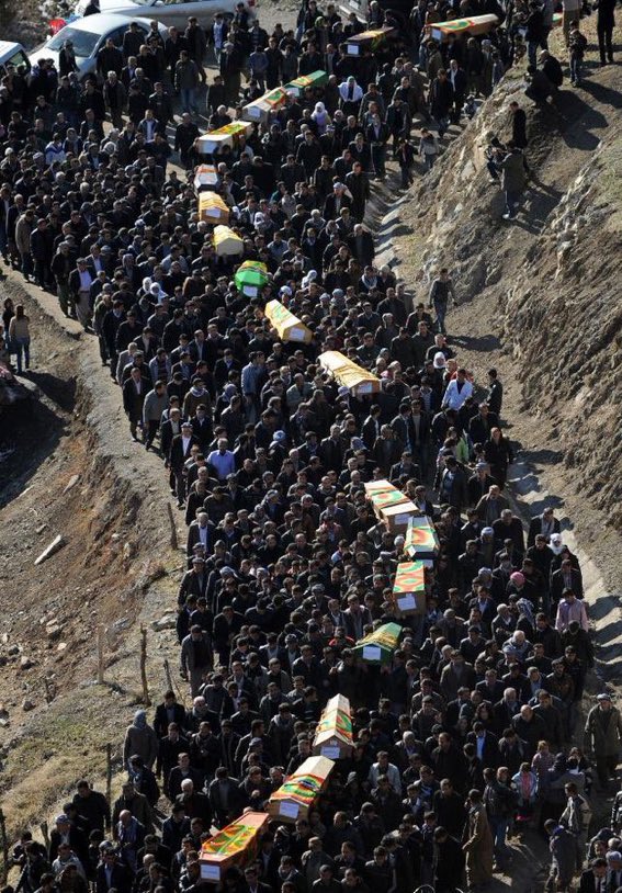 monokritik's tweet image. Genel Kurmay Başkanlığı, 7 Ocak 2013 yılında görülen davada TSK personelinin “görevlerini yerine getirdiğini, görev gereklerini yerine getirirken kaçınılmaz hataya düştüklerini” iddia ederek dosya hakkında takipsizlik kararı verdi.
#Roboski10SalDerbasBu