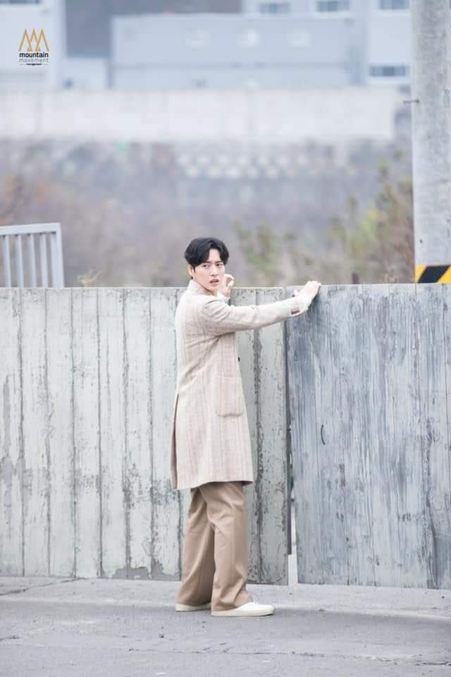 phjofficialtr's tweet photo. Parkhaejin_official IG update :
 "Ha? Ah? Telefonumu ver! Bir fotoğraf çekmem gerekiyor~ Bir dahaki sefere hepinize göstereceğim~ Lütfen dizi boyunca kontrol etmeyi unutmayın! 😉 "

 #박해진 #ParkHaeJin #지금부터쇼타임 #itsshowtime
Cr. @_happytea_ https://t.co/71bfkNwIYE