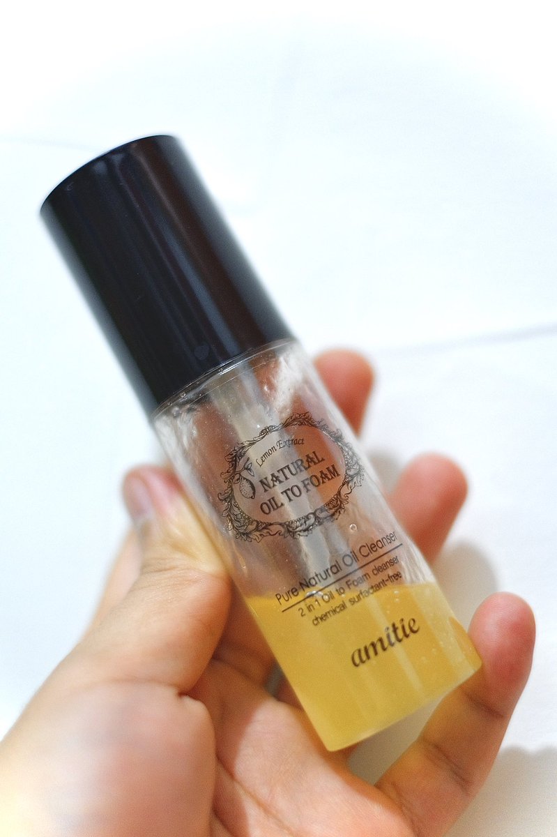 adesomantrikipa's tweet photo. Kalau mau ringkes alis praktis boleh sejenak lirik produk satu ini.
Unik, menggelitik dan poliponik 🤌🏻
Oil to Foam gitu, jadi bisa dikenakan pada kulit wajah yang kering seperti layaknya menggunakan Cleansing Oil, kemudian kalau sudah terasa luruh dosa pada kulit boleh tambah air https://t.co/7ahRRAgGDR