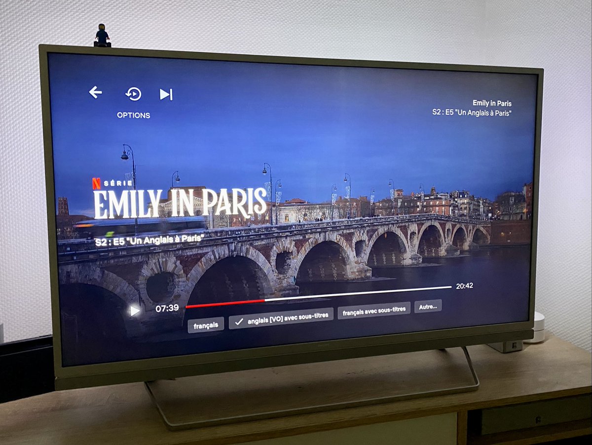 Sur Netflix, quand ils veulent que Paris fasse rêver, ils mettent Toulouse bien sûr !!! 😅

Et là, je me pose au question…
Je ne regarde pas la série mais… ils disent Chocolatine dans Emily in Paris ?!?