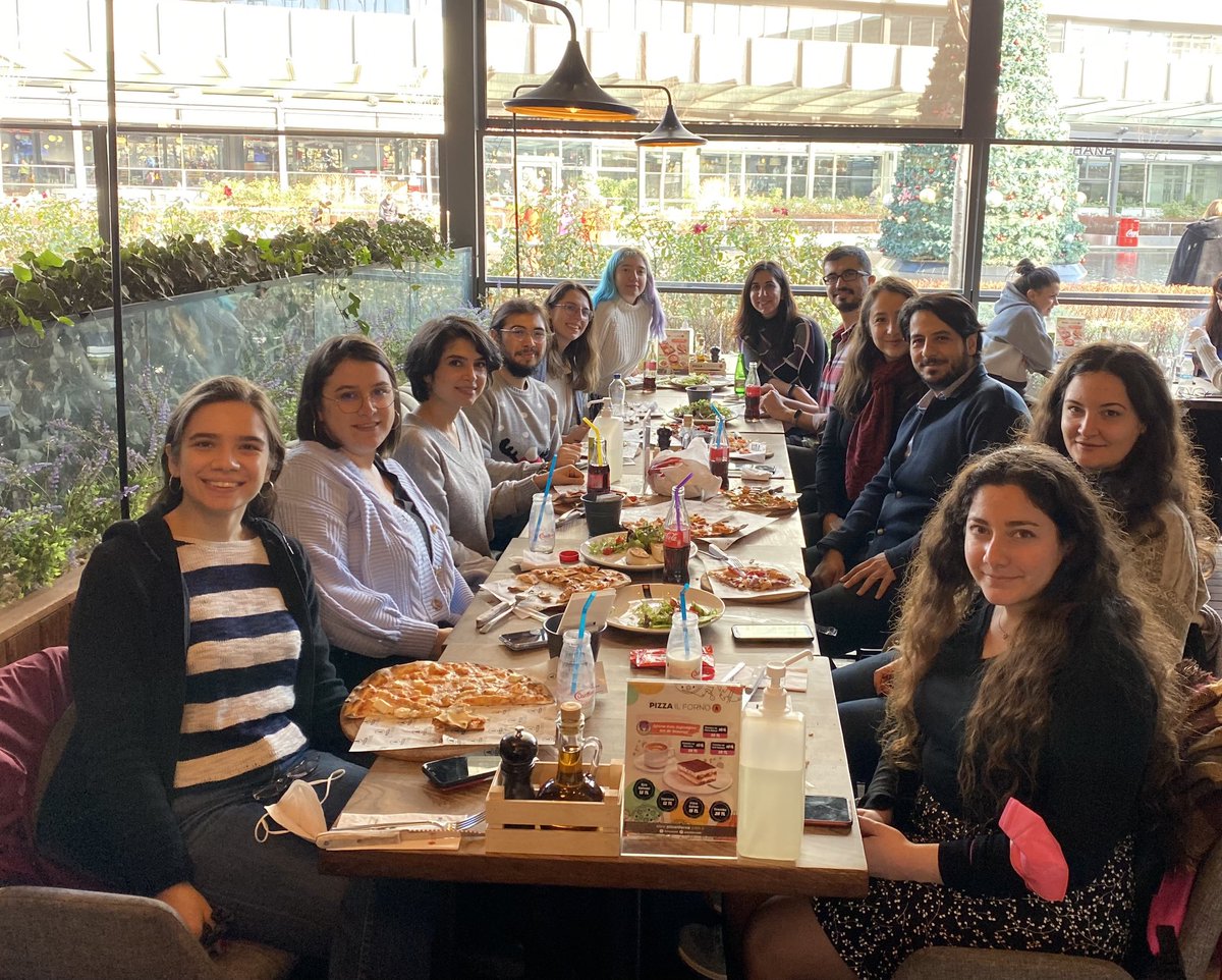 BvK LaB ve Q-OmicS Lab ortak yılbaşı buluşmamız; yeni yılda gözlerimizdeki ışıltı ve mutluluğun sürmesi ve hep beraber sevdiğimiz işi yapmayı, bilim üretmeyi diliyoruz 😊 Herkese mutlu ve sağlıklı yeni yıllar 🎄Happy and healthy new year to everyone! 🎄🎄🎄