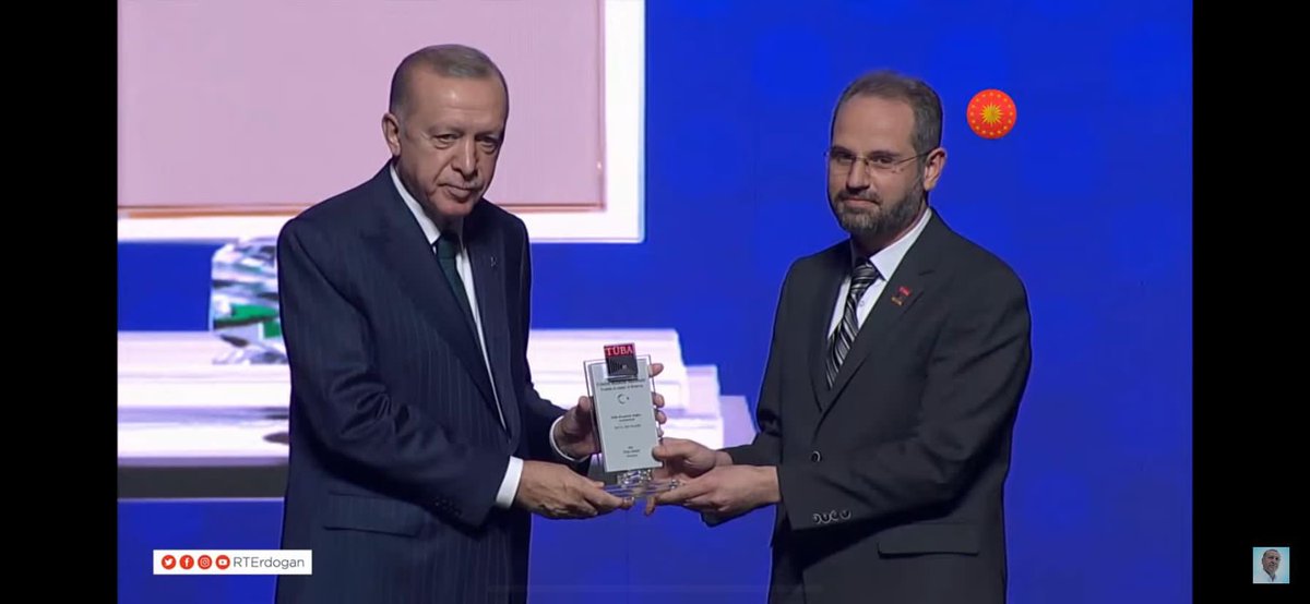 bulbulu_seyda's tweet photo. İlmine,gayretine, samimiyetine şahit ve de hayran olduğumuz kıymetli hocamız, Bekir hocamız. Öyle gayretlidir ki sokakta karşılaşsanız ders çalışmak istersiniz. İlmiyle amildir. Allah ondan razı olsun. https://t.co/oKvUrgqLyl