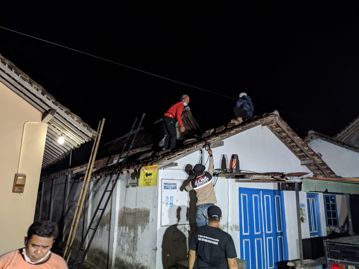 FPunokawan's tweet photo. Pengondisian sarang tawon di Rumah Bapak Sunar Pedukuhan Sidorejo RT 06 oleh tim Buru Sergap Sarang Tawon FPRB Punokawan Ngestiharjo https://t.co/YR5axYNLiu