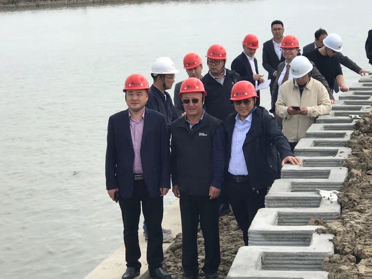 SalvemCAPSgr's tweet photo. Bonas noticias.
@icscat compra a l'empresa WinSun una impressora 3D de 6,6 metres d'altura,10 metres d'amplària i 150 metres de llarg, que permet multiplicar per deu l'eficiència de la producció i escurçar el temps de construcció entre un 50 i un 70%.
Tindrem #NouCap al 2022 https://t.co/lk357hhVMz