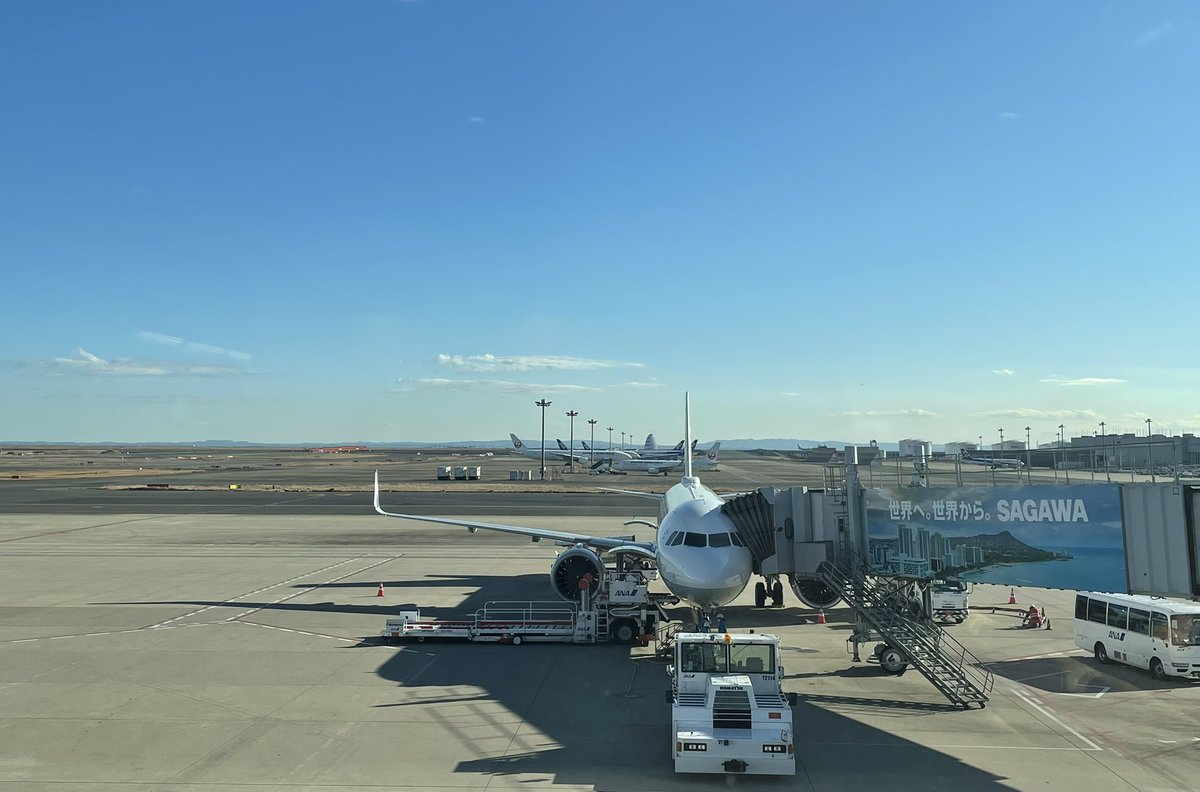 Oyamasho's tweet photo. 快晴の羽田空港。 https://t.co/rER1TBzRWA