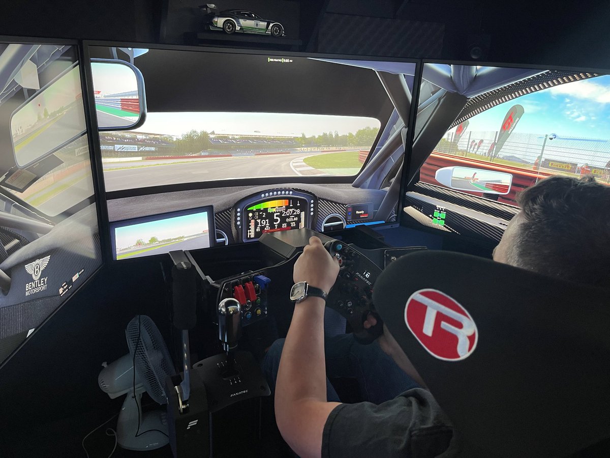 perfectionvalet's tweet image. I owe Richard and Emma Meaden a massive thanks for all their help over the last 20+ years. It was lovely to welcome them both to PVHQ when Rich picked up is 964RS after I gave it a spruce up. 
Couldn’t let him go without setting a benchmark time on the PV Sim. #pv2021