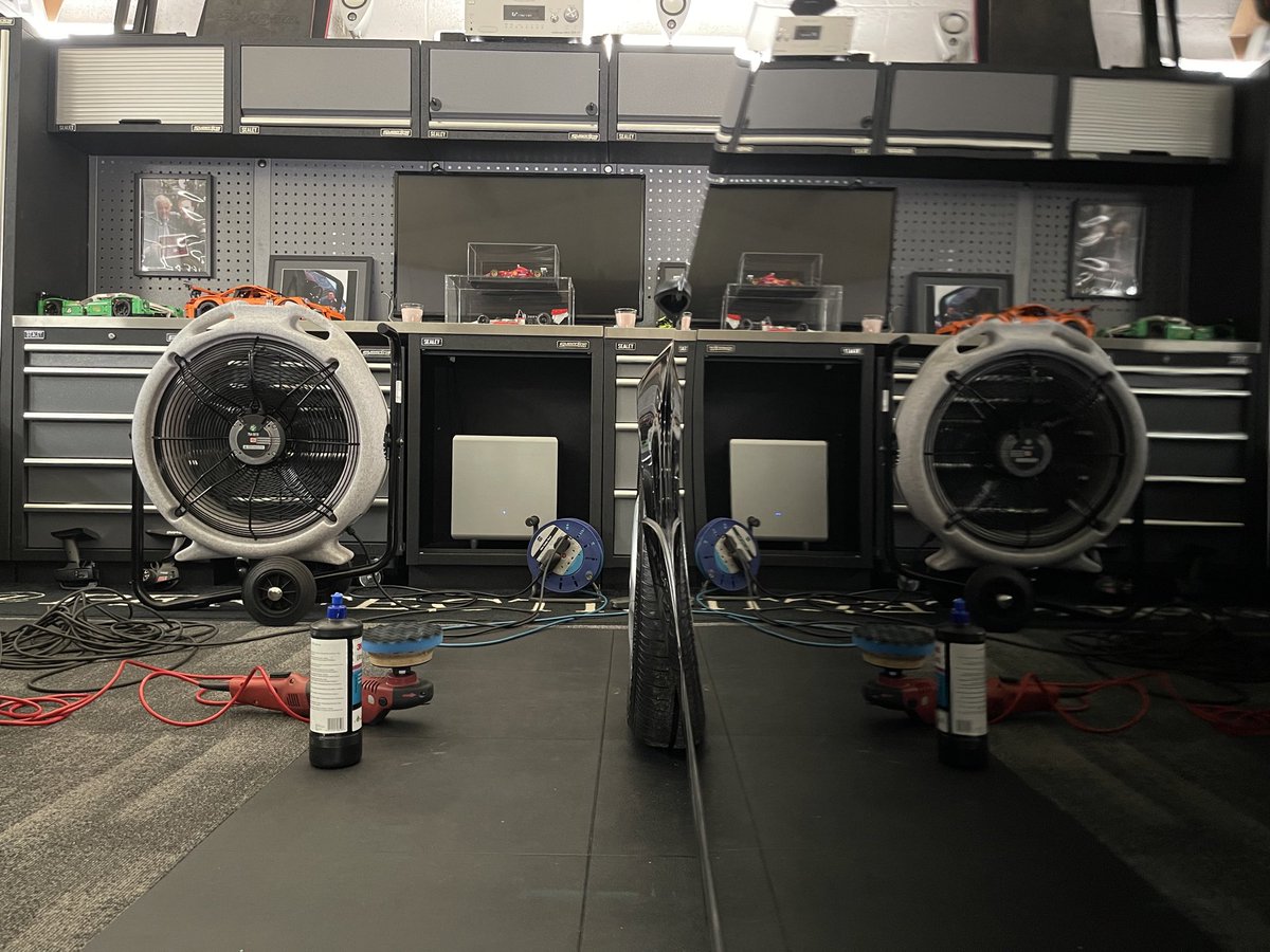 perfectionvalet's tweet image. I owe Richard and Emma Meaden a massive thanks for all their help over the last 20+ years. It was lovely to welcome them both to PVHQ when Rich picked up is 964RS after I gave it a spruce up. 
Couldn’t let him go without setting a benchmark time on the PV Sim. #pv2021