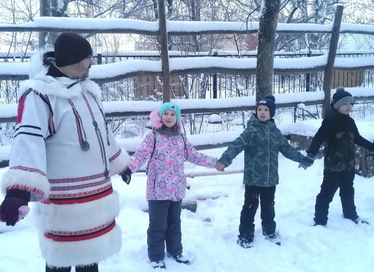 В  предновогодние дни во многих классах были проведены Зимние дни здоровья. Для ребят на свежем воздухе были организованы подвижные игры, конкурсы, встречи со сказочными персонажами.