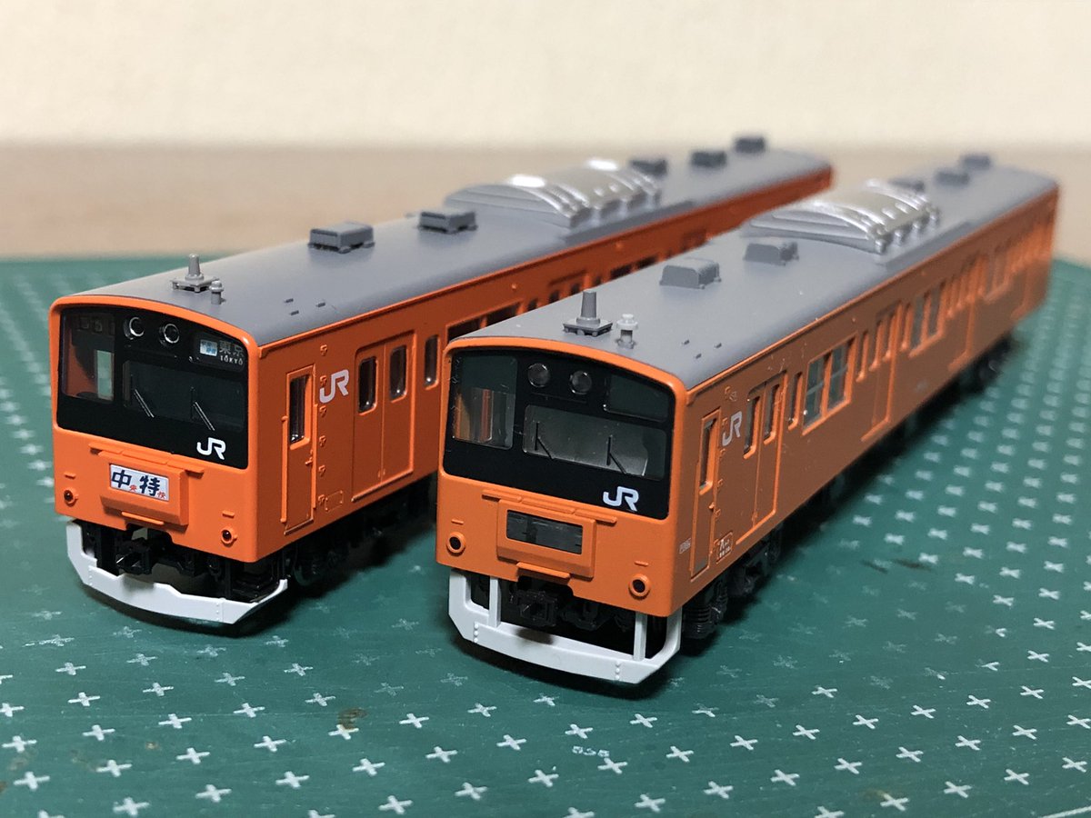 tkk103series's tweet photo. 201系中央線TOMIX（左）、KATO製（右）と比較してみた。TOMIXは若干赤みが強く、KATOは若干柿色っぽい感じがしますが、基本的には遜色ないと思います🤔
KATOのはH9編成で、世田谷車輌のインレタ  #sscmodel を使用しているが、TOMIXにも使用し、併せてアンテナもKATOのものを使用し極力仕様を揃えます https://t.co/SIR4FtwXw7