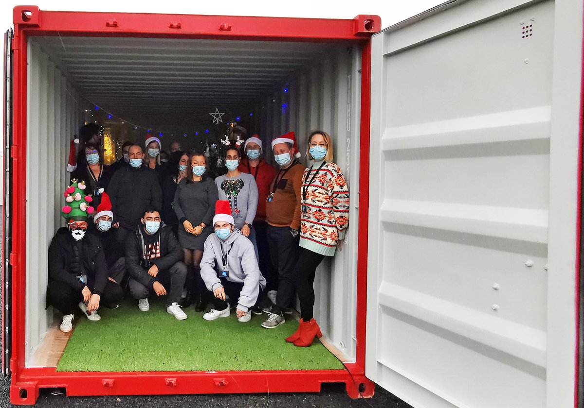 MouvBox's tweet photo. 🎄 L'équipe MOUVBOX FRANCE au complet 🥳 vous souhaite à toutes et à tous de joyeuses fêtes de fin d'année !🎅

✅ https://t.co/WeViFhvOyW
#mouvboxfrance #mouvbox #conteneurmaritime  #container #containers #containership #shippingcontainers #batimodules #batimentsmodulaires #team https://t.co/ce1ObUkWGG