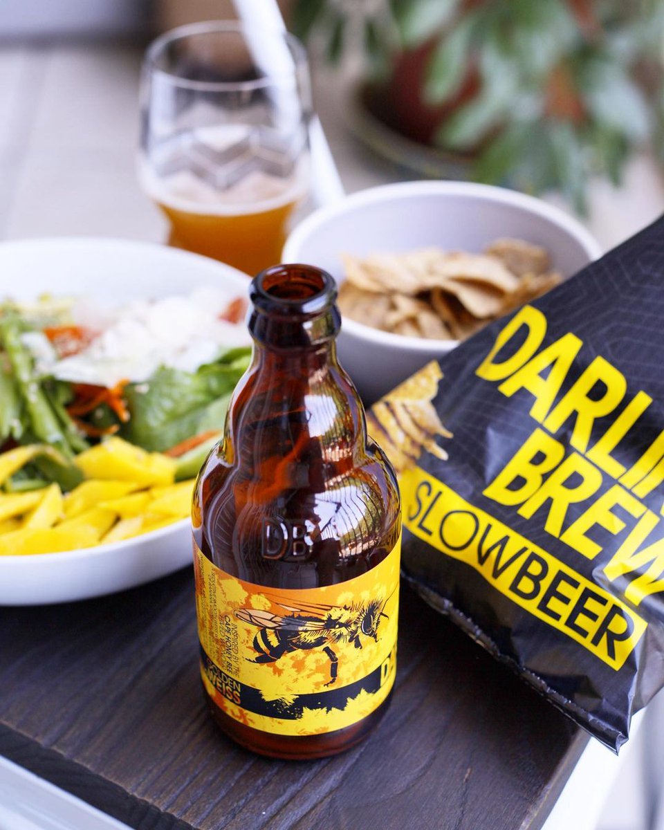 DarlingBrew's tweet photo. Holidays are made for snacking, and this combo gets a 👍🏻👍🏽👍🏿 from us every time! Pair a delightfully summery #PixieDust with some spend-grain #SlowBeer crisps for the ultimate laidback snack this festive season 🌾🍻💛

#DarlingBrew #Tasteroom #pixiedustbeer #weissbier #hops #malt https://t.co/GBf3Njd40V