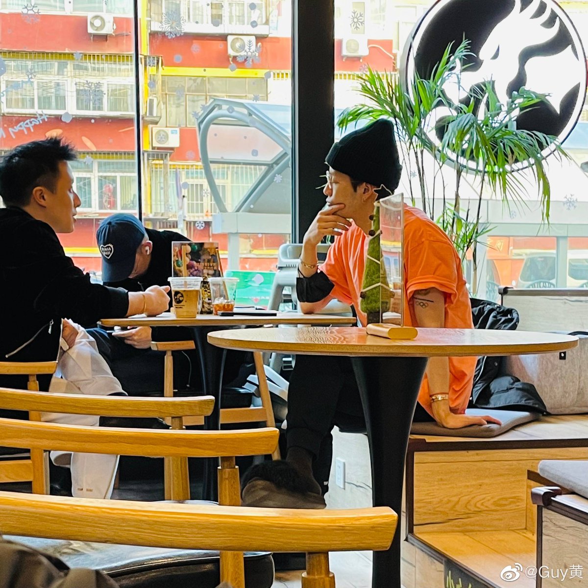 Nannymistra's tweet photo. มีคนเจอเจียเจียที่ร้านกาแฟเค้าบอกว่าพี่แจ็คเป็นไอดอลที่มีพลังบวกจริงๆ 😍
#JacksonWang #TEAMWANG #GOT7 @JacksonWang852 https://t.co/9SvPUSCltq
