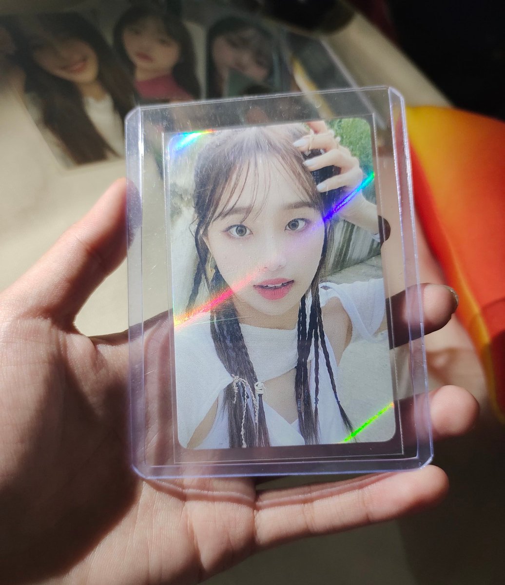 chuuuspouts's tweet photo. happy 4th year debut anniv chuu alabyu forever!💛 #4YearsWithChuu https://t.co/o7SL7S5eaG