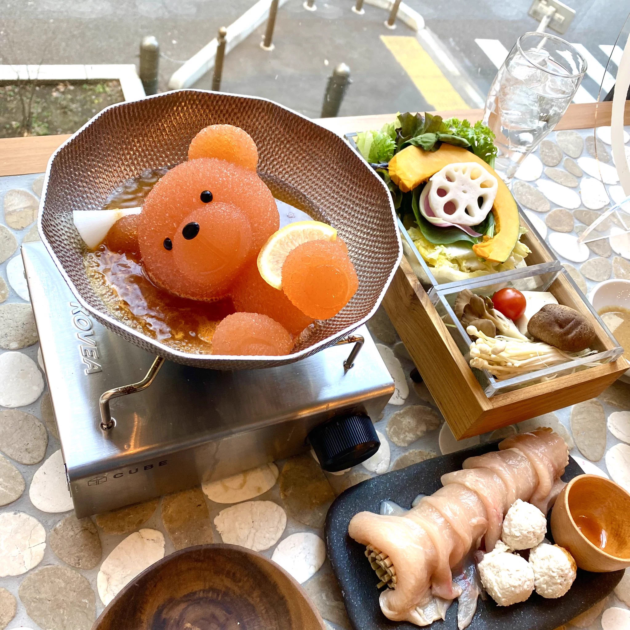 渋谷の「北海道めんこい鍋くまちゃん温泉」、クマ型出汁人形の溶けてく様があの映画のあのシーンにしか見えないｗｗ