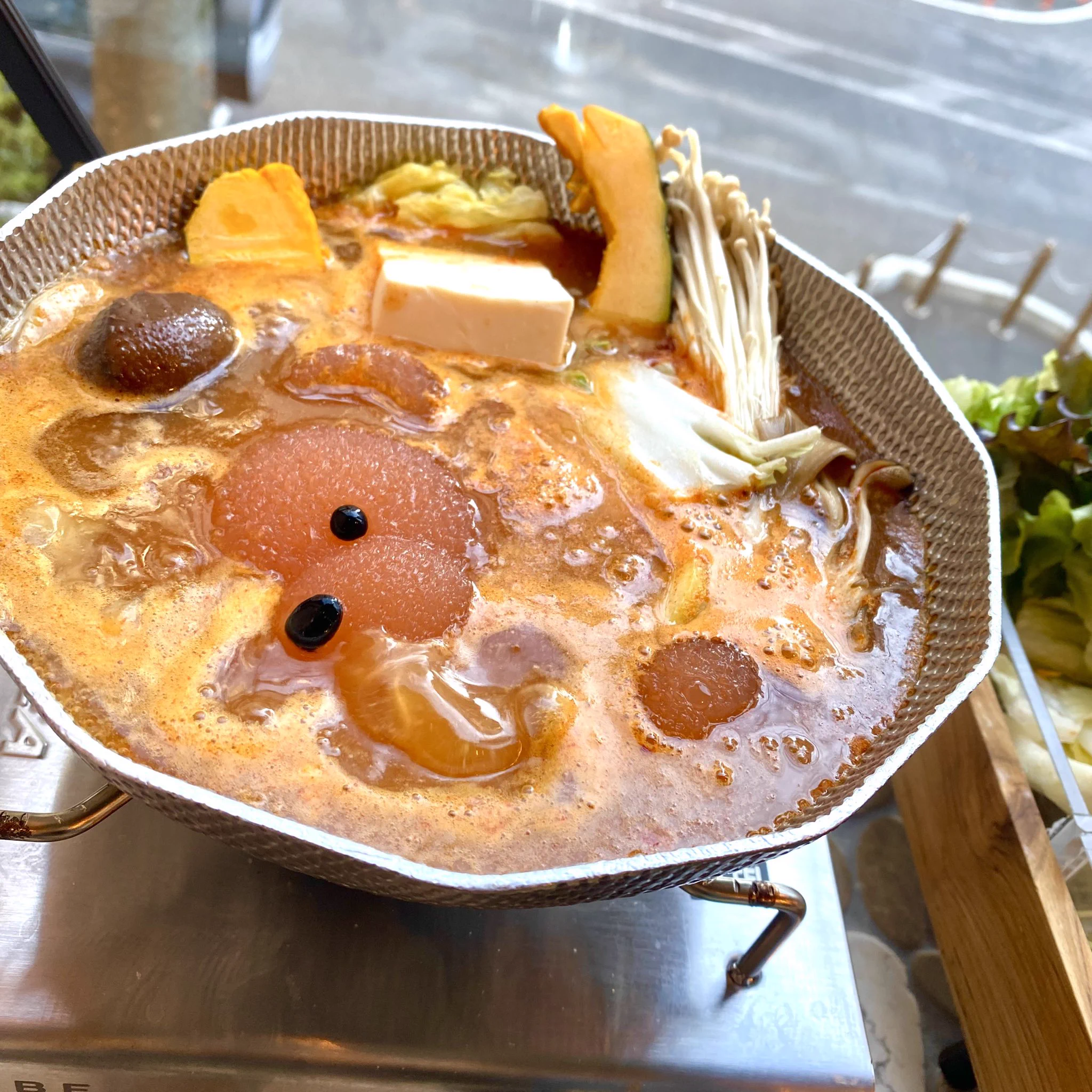 渋谷の「北海道めんこい鍋くまちゃん温泉」、クマ型出汁人形の溶けてく様があの映画のあのシーンにしか見えないｗｗ