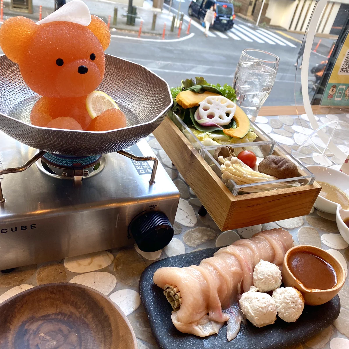 渋谷の「北海道めんこい鍋くまちゃん温泉」、クマ型出汁人形の溶けてく様があの映画のあのシーンにしか見えないｗｗ