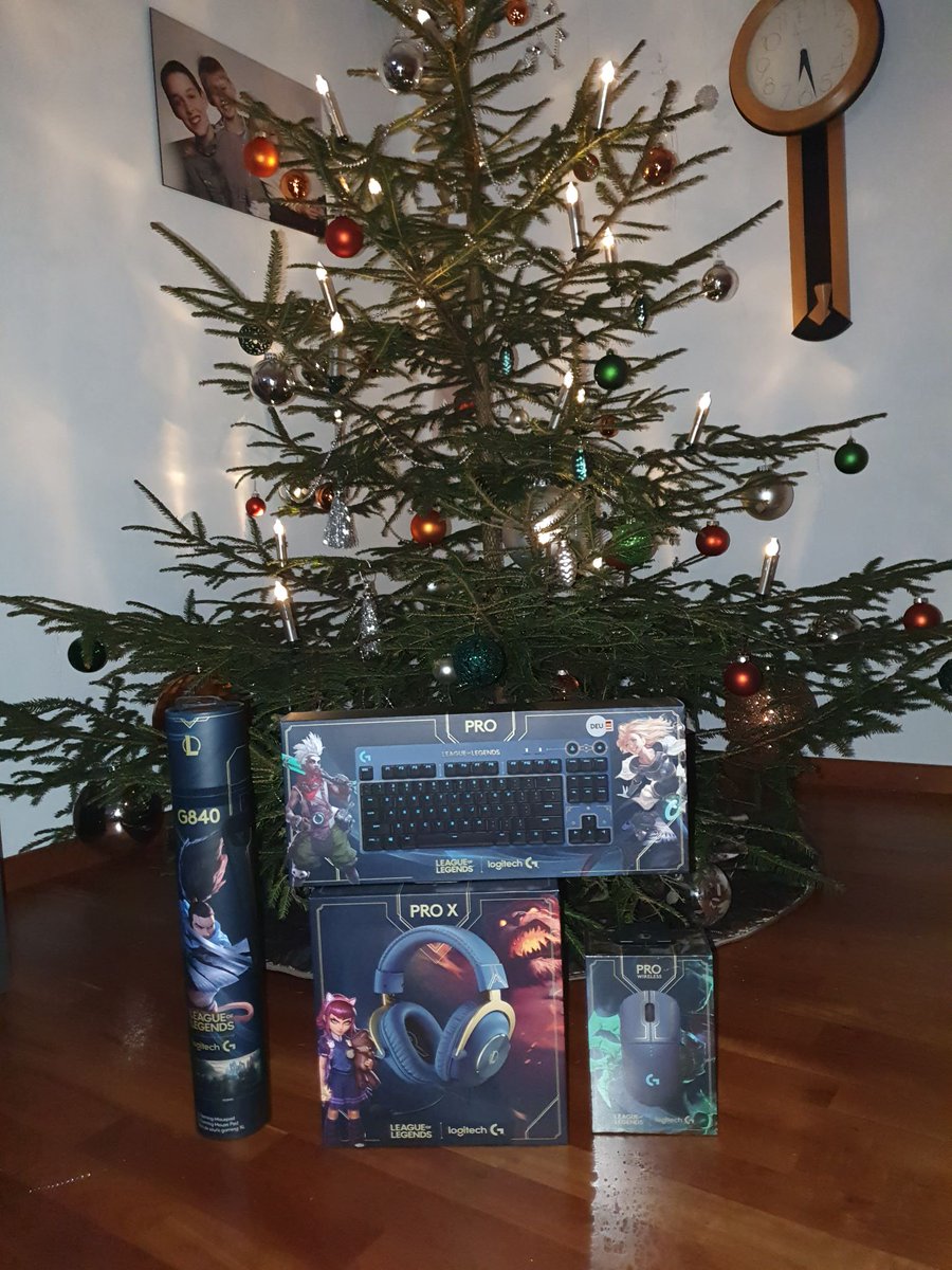 real_sioser's tweet image. 🚨GIVEAWAY🚨

Didn't get the presents that you wanted?
🎅Santa sioser got you covered!🎅

You can win this awesome Logitech G LoL Collection setup including mouse, keyboard, headset &amp;amp; mousepad!

How to enter:
✅ Follow @real_sioser, @mYinsanityCH &amp;amp; @LogitechGDE 
✅ Like &amp;amp; Retweet