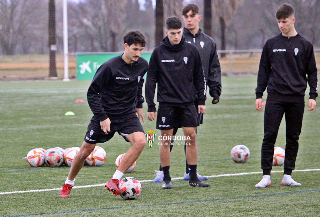 Cantera_CCF's tweet photo. 🆕 Rafael Guillén “Cachorro” se incorpora al #JuvenilACCF procedente del @RBetisCantera, del cual llega libre. 
El centrocampista, nacido en 2003, ya conoce la Ciudad Deportiva y a sus nuevos compañeros.
¡Bienvenido y mucha suerte! 😉
#CanteraCCF https://t.co/A56sbg8dxv