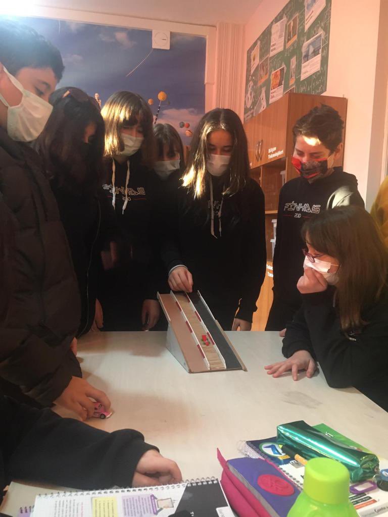 pinhasokulu's tweet photo. 7-I sınıfı öğrencileri, #Fetemm sınıfında sürtünme kuvvetinin cisimler üzerindeki etkisini deneyerek öğrendiler. 
#pinhas 💫 #fen 
#Başarıtesadüfdeğildir 

@ersanulusan @CorluMem @tekirdagmem @hete61 @ArslanerIrfan https://t.co/OU3FHtyUye