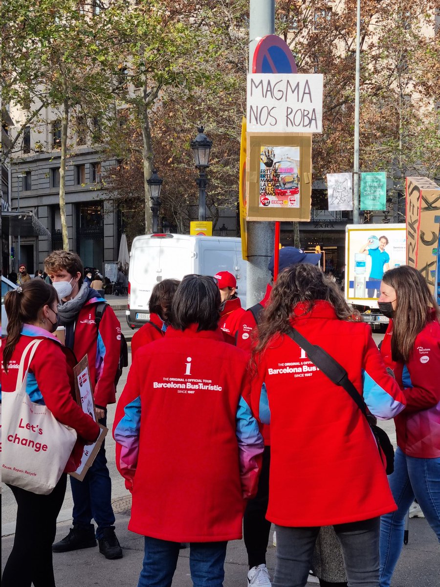 francescms's tweet photo. "#Magma ens roba" diu la pancarta de la manifestació de treballadores del #BusTurístic. Treball precari, sous sense cobrar...
Solidaritat! https://t.co/fy4eF0nCKm