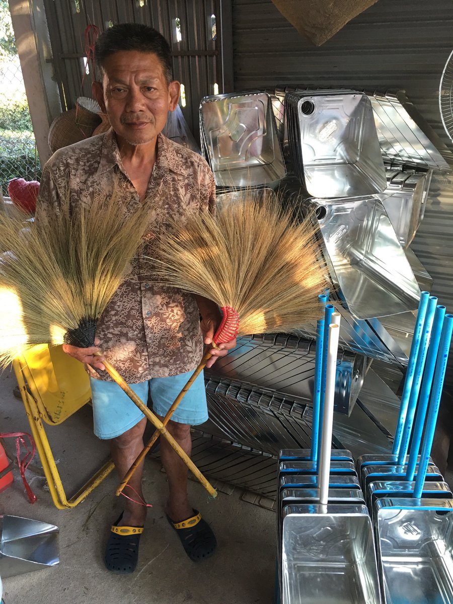 ขายอาหารเหนือส่งลูกสาวสองคนเรียนครับ tweet media