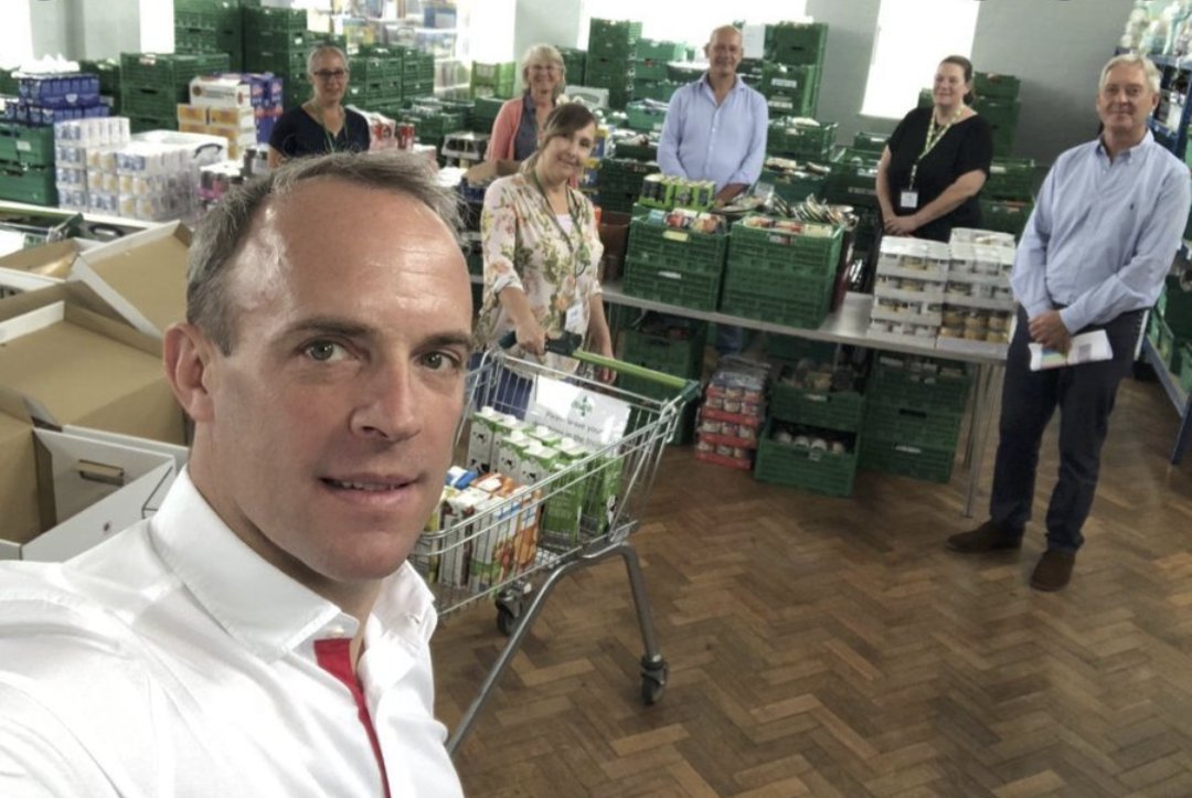 It's pictures like these that make me so angry! Raab D. Fuckwitt in a foodbank created by their mess & corruption.  #RaabDFuckwitt  #CorruptTories