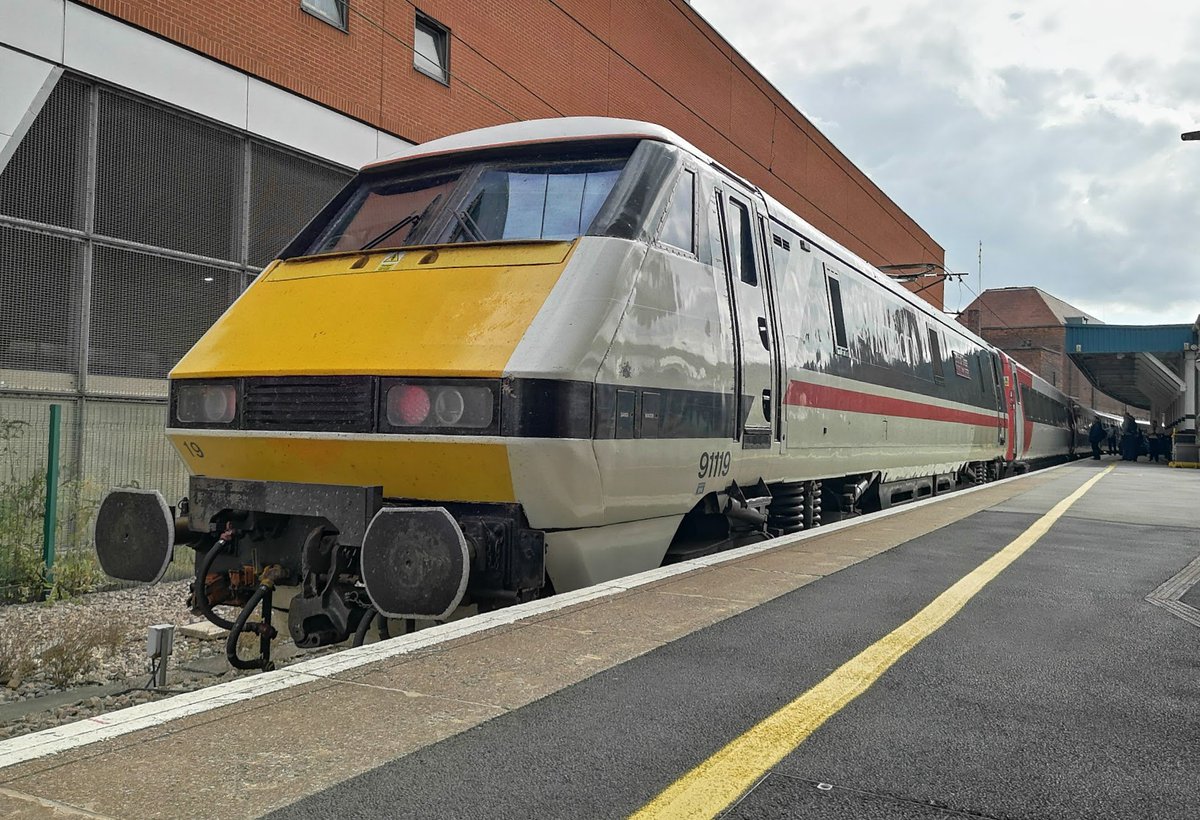 DownOnTheStour's tweet photo. DOTS Year In Review: September PT 2
More firsts in September, 1st time seeing the fabulous 91119, 1st 315 PEP ride, 1st 365 scrap move and of course 1st City Memeeeeeee!
#YearInReview #railwayphotography #trainphotography #railtwitter #class91 #class316 #PEP #citybeam https://t.co/yAZ8BoYlhX