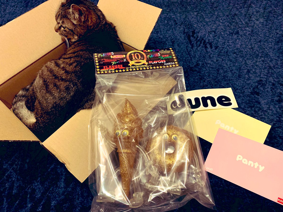 ko_kochibi's tweet photo. 私も来ました😭✨
初当選です...‼︎猫たちはダンボールの方が良いみたい🤣写真撮ってたら集まってきたよ💦

duneのシールも初めて😚可愛い💕
ヘッダーがめちゃくちゃ豪華

ゆっくり開封するぞ〜

#KAEDA
#FLAVORS
#フレーバーズ https://t.co/kEMplpBypy