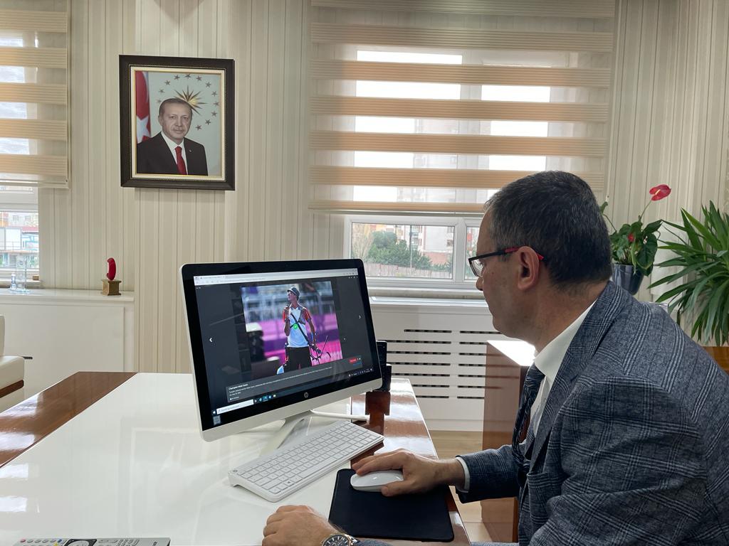 Anadolu Ajansının yurt içinde ve yurtdışında çektiği 64 fotoğrafı inceledik. Haber, yaşam ve spor kategorilerinden yılın fotoğrafları seçimini yaptık.