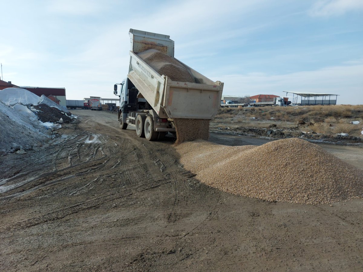 🚧İlçe genelinde sürdürülen yol bakım ve onarım çalışmalarımız devam ediyor.

🚧Fen İşleri Müdürlüğümüze bağlı ekiplerimiz "Tuzcular Sitesi"nde yol malzeme serimi ve tesviye çalışmalarını sürdürüyor