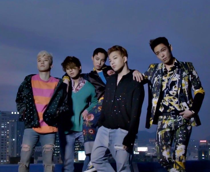 MiKeyseyo91's tweet photo. Walking together on the Road 💛
#BIGBANG5LIVEYOURLIFE https://t.co/Pb0bw6C2WK