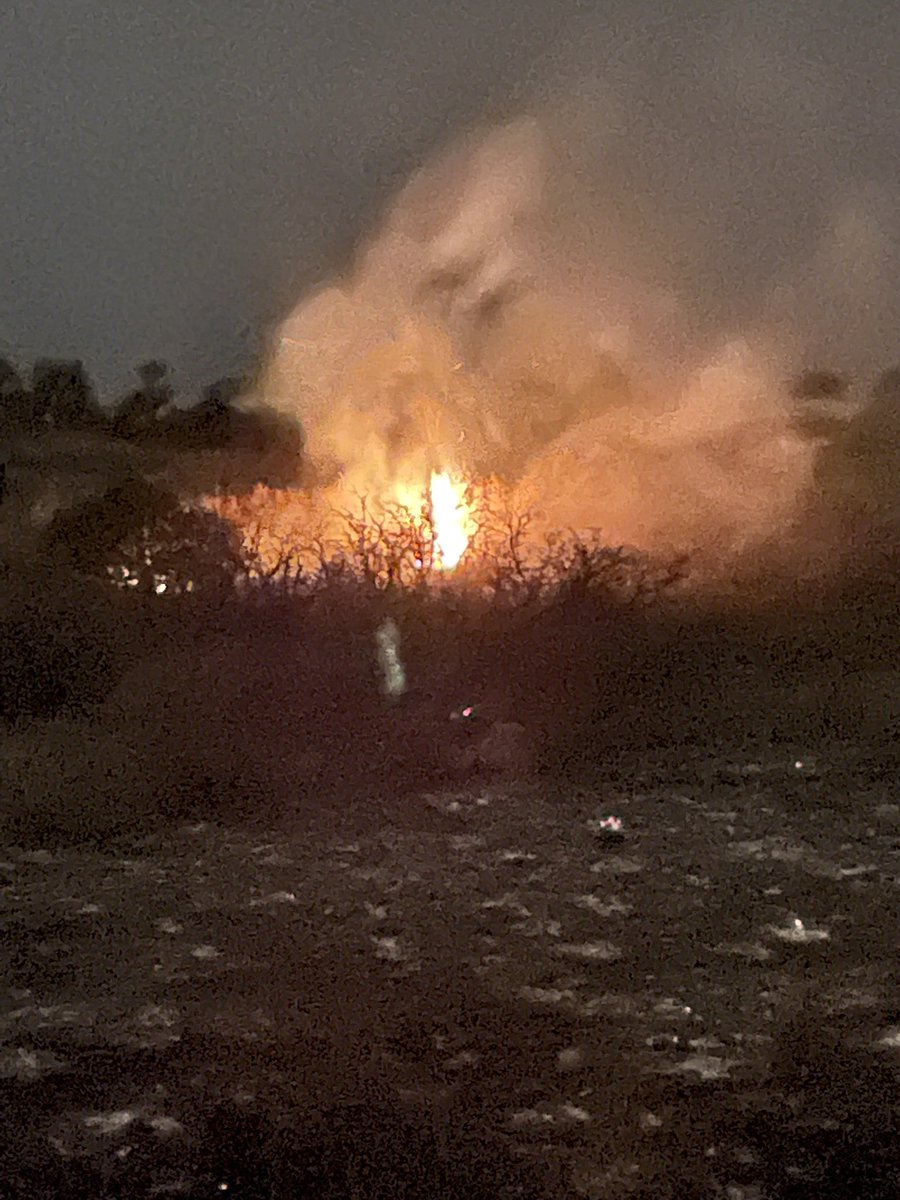 WestMetroFire's tweet photo. It’s been quiet since midnight on the #OakFire. These pics are from 10:30pm last night when wind kicked up &amp; brought some embers to life on the inside of the fire perimeter. As sun &amp; temps rise come morning, you may see more smoke &amp; hotspots. Crews have been on scene all night. https://t.co/gOZJ6AehBK