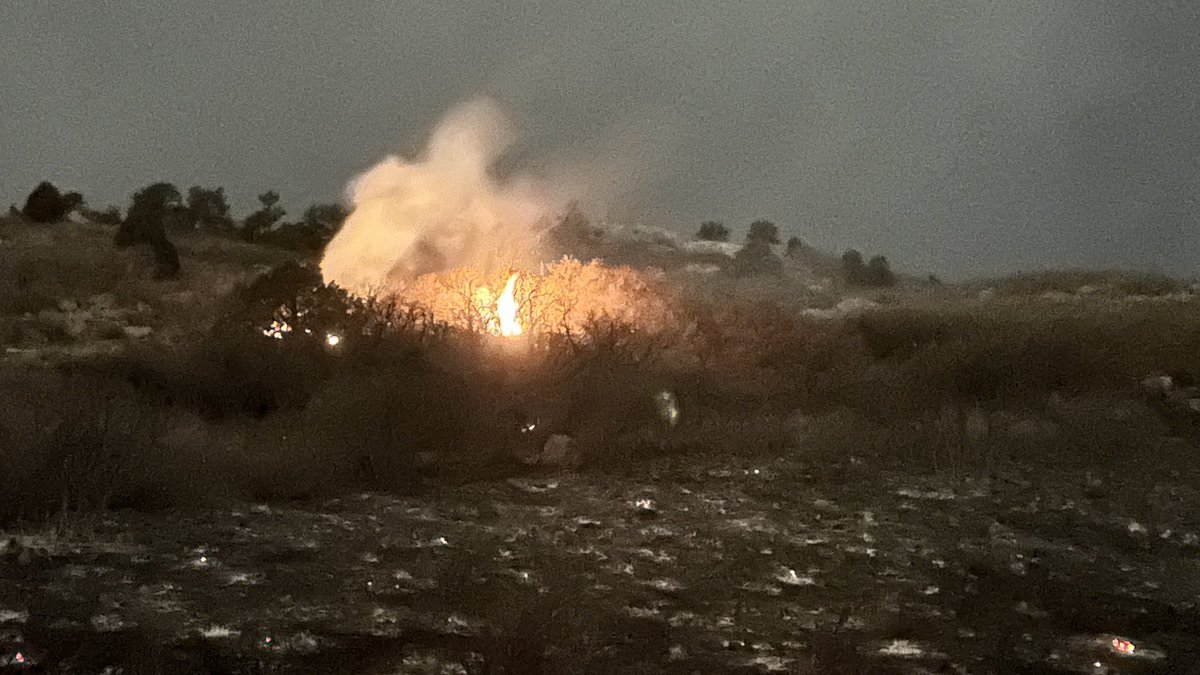 WestMetroFire's tweet photo. It’s been quiet since midnight on the #OakFire. These pics are from 10:30pm last night when wind kicked up &amp; brought some embers to life on the inside of the fire perimeter. As sun &amp; temps rise come morning, you may see more smoke &amp; hotspots. Crews have been on scene all night. https://t.co/gOZJ6AehBK