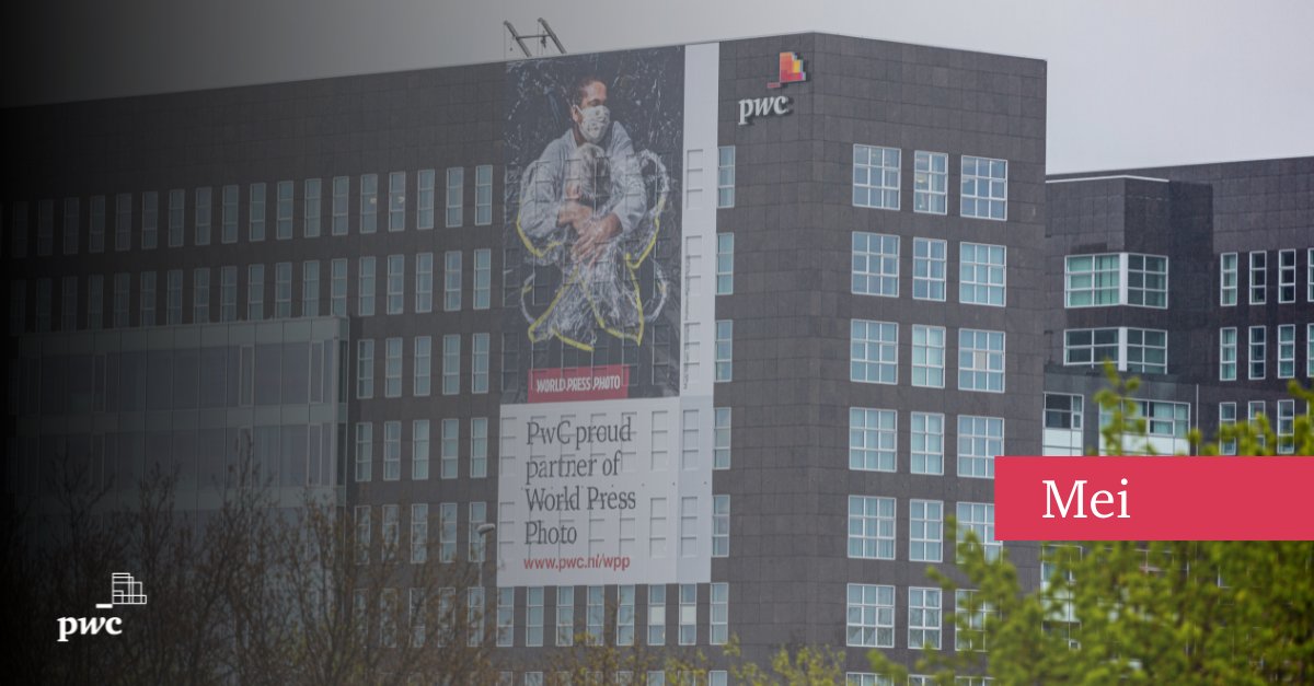 PwC_Nederland's tweet image. Een knuffel die houvast gaf tijdens de coronapandemie. #TheFirstEmbrace gaf ons pand in mei een beetje kleur. Als trotse partner van @WorldPressPhoto werd onze gevel in Amsterdam in maart opgesierd door de winnaar van #WorldPressPhoto2021. #PwC2021
➡️ pwc.to/3h8WQcD