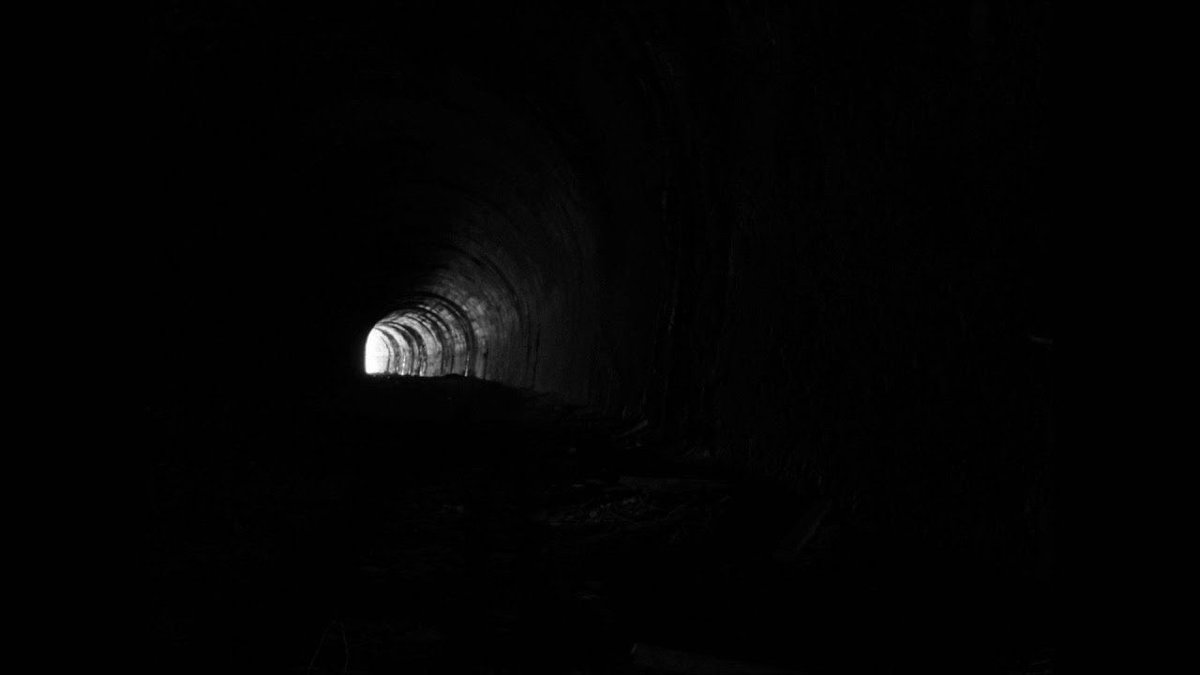 В конце туннеля виден свет. Свет в конце тоннеля. Черный тоннель. Белый свет в конце тоннеля. Свет в тоннеле.