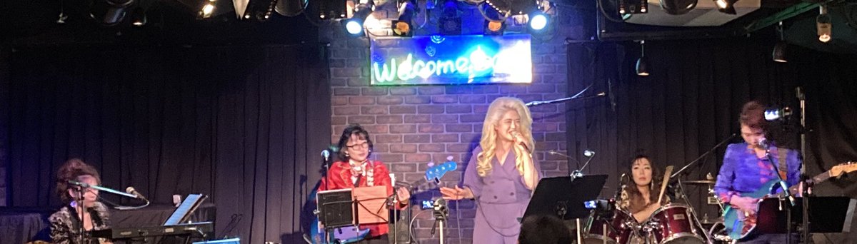 Welcomebackwb's tweet photo. ザ・バブリーズ、2ndステージが始まりました🙌
心も体も踊る音楽に皆さん手拍子で応え、楽しい時間で満たされています🥰✨ https://t.co/6VaP741MOp