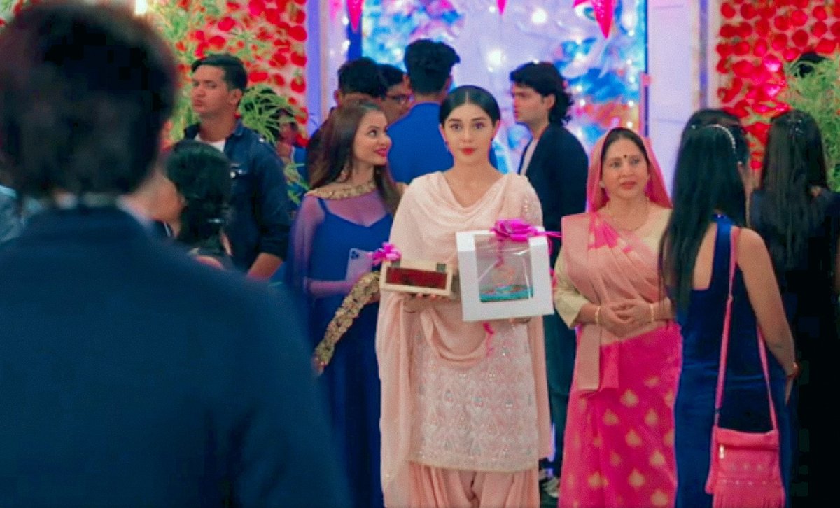 benimlemisinn's tweet photo. "Chale bhi aao mehfil mein meherbaan bankar 
Intezaar tera is dil ko hadh se bhi jaada hai."✨
#SirfTum #Ruhaani https://t.co/S0jh68rgjn