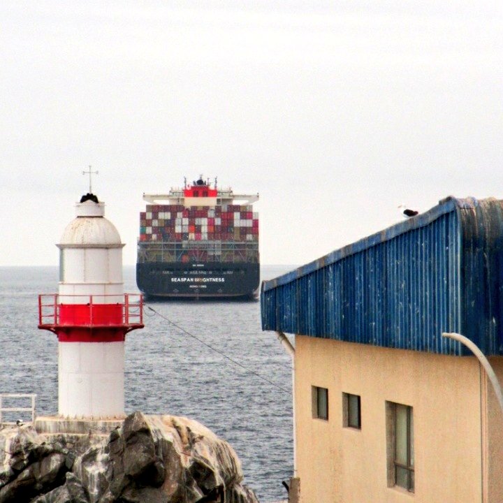 Off_Valpo's tweet photo. https://t.co/eW19QxmDEV vistas del portacontenedores @Seaspan @Brightness 🇭🇰(HK) fondeado a la gira en #Viña_del_Mar frente al Faro #Punta_Condell cielo cubierto de nubes #Stratus_Nebulosus viento del #NorEste 08 Nd (15 Km/h) pres. atm. 1013 hPa temp. 17°C https://t.co/lNoszjYZ52 https://t.co/4FH2fejvtG