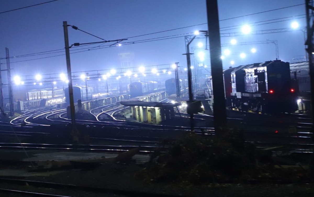 GMSRailway's tweet photo. Scintillating night view of Basin Bridge yard
#BeautifulRailways #southernrailway #IndianRailways https://t.co/6W5zLwHwUu
