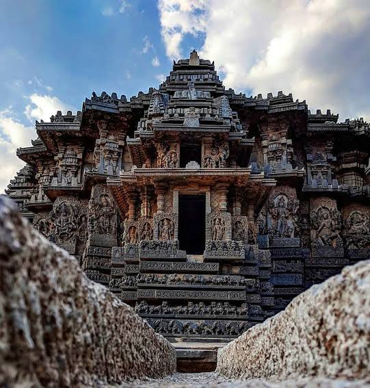 🙏Om Namah Shivaya🙏
Feel fortunate to witness enormous legacies left behind by our ancestors to cherish &amp; rediscover ourselves..!!

This beautiful Hoysala marvel was built in 12th century dedicated to God Shiva at Halebidu, Karnataka
#HoysaleswaraTemple