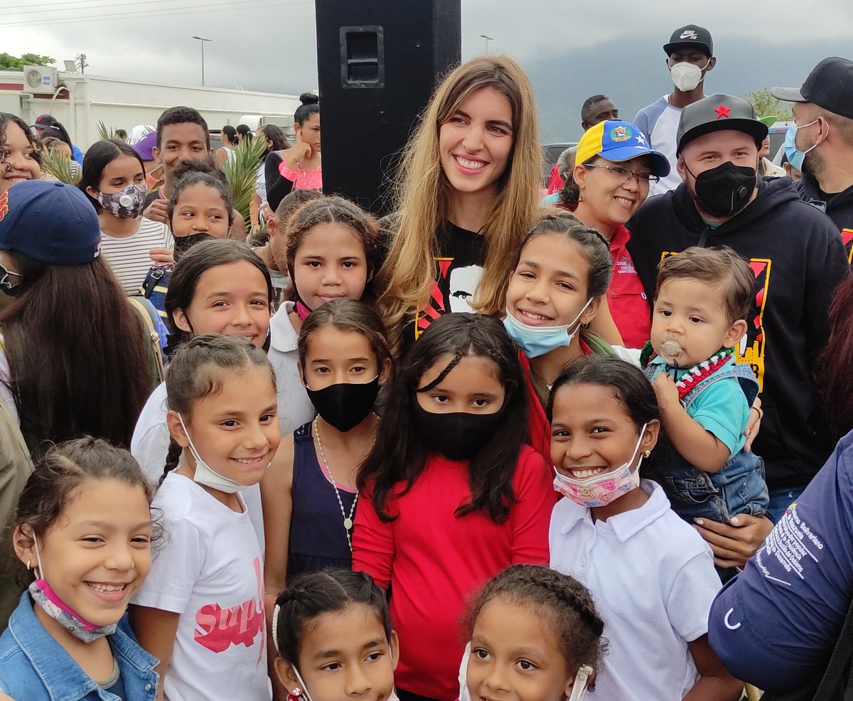 A través de la
#FundacionFreeAlexSaab <a href="/CamillaFSaab/">Camilla Fabri Saab</a> esposa de nuestro embajador Álex Saab continuará llevando felicidad, amor y alegría al pueblo venezolano.