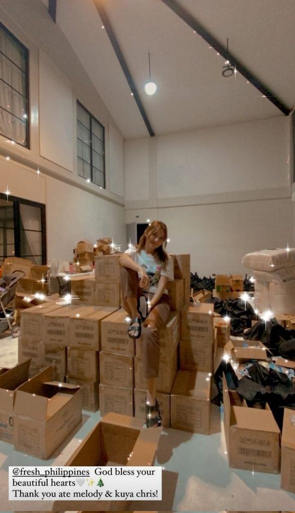 thecodestaff's tweet photo. [KATHRYN]

With the help of her brand deals and endorsements such @RebiscoPH and @FreshSkinlabPH, Kathryn Bernardo transformed her own studio as a temporary warehouse to pack donations for the victims of #OdettePH.

Thank you @bernardokath, to companies and people who donated. ♥️ https://t.co/RCVwDeRXlZ