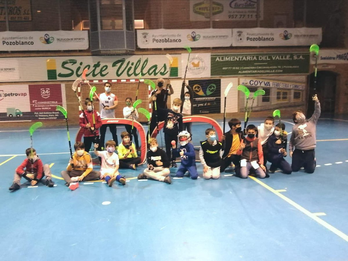 🥅🏒 Ayer tuvo lugar la actividad deportiva Floorball Unihockey en el pabellón municipal Juan Sepúlveda, uno de los talleres navideños para los más peques 🧒👦🏻 ¡Cómo disfrutaron!

#NavidadEnPozoblanco