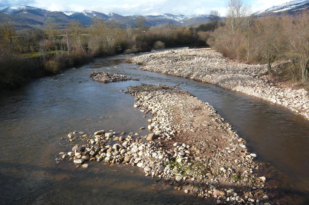 CunaEbro's tweet photo. En #CampooDeSuso os proponemos,como en #LaOca,pasear de puente a puente por el carril peatonal.Ver bajar las aguas del Rucebo y del Híjar, fundirse ambos en #Espinilla y rodear el nacimiento del #Ebro en #Villacantid,para después unirse los tres en #Reinosa rumbo al #Meditarráneo https://t.co/sWyfeiMCEm