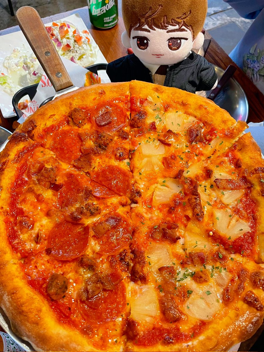 lulumamang's tweet photo. 🍕 피자 먹으러 간 러브론
로니보다 더~~ 큰 피자지만 냠냠 😋 https://t.co/HXrCfYD3EB