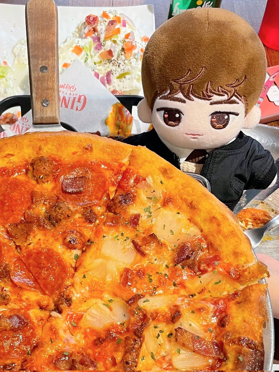 🍕 피자 먹으러 간 러브론
로니보다 더~~ 큰 피자지만 냠냠 😋
