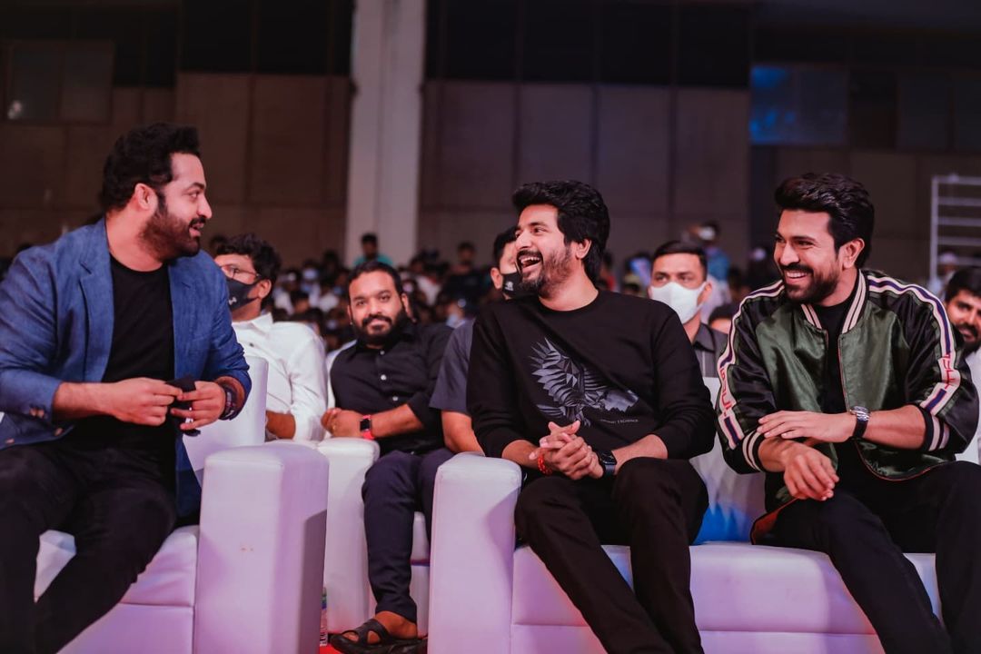 AllIndiaSKFC's tweet photo. Some lovely snaps of our #Prince @Siva_Kartikeyan  anna with @ssrajamouli sir @tarak9999 sir &amp; @AlwaysRamCharan sir from yesterday's  #RRRPreReleaseEvent 🤩

#PrinceSK #DON ⭐ https://t.co/cUPiySsfL4